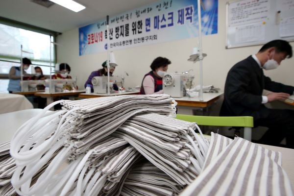 한국자유총연맹 면 마스크 제작을 하고 있는 모습