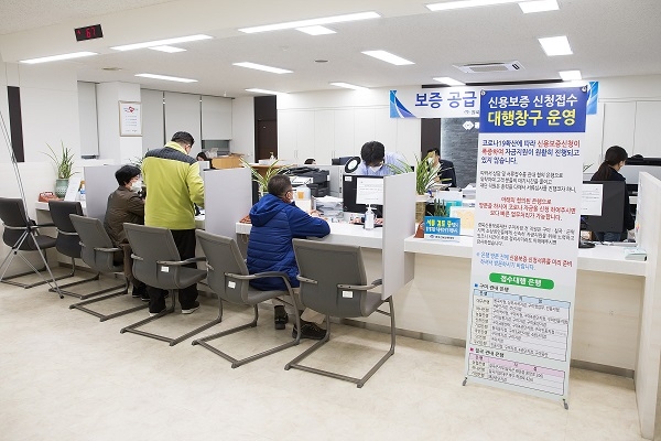 구미시 경북신용보증재단의 100억원 보증을 통한 긴급 생계형 경영안정자금 투입.