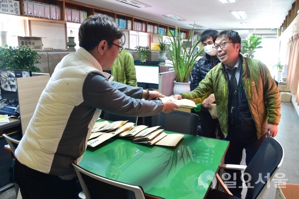 진주시는 지난 13일부터 시작한 '코로나19' 감염예방 취약 계층 마스크 및 손소독제 배부를 16일까지 완료했다. @ 진주시 제공