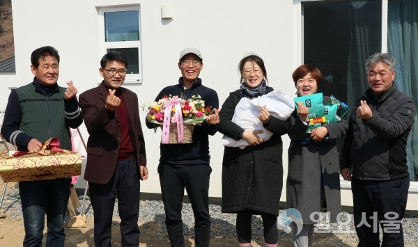 극단 큰들 산청마당극마을 이세아 아기 축하 꽃다발 등 전달 @ 산청군 제공