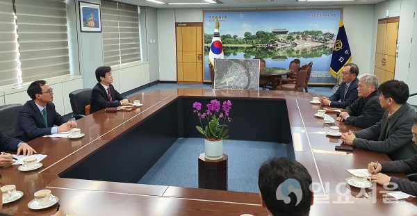 17일 배기동 국립중앙박물관장이 진주시를 방문해 조규일 진주시장을 만나 국립진주박물관 이전을 위한 회담을 가졌다. @ 진주시 제공