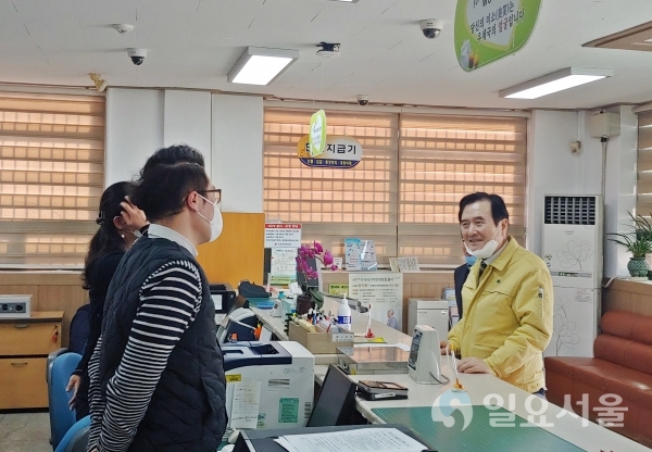 서춘수 함양군수는 ‘마스크 구매 5부제’ 공적마스크 판매처를 연이어 찾아 애로사항을 청취하고 민심을 들어보는 시간을 가졌다. @ 함양군 제공