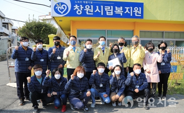 김경수 경남도지사가 17일 오후, 노숙인시설 창원시립복지원(마산회원구 회성동 소재)을 방문해 '코로나19' 방역 대응체계를 점검하고 시설 관계자들을 격려했다.
