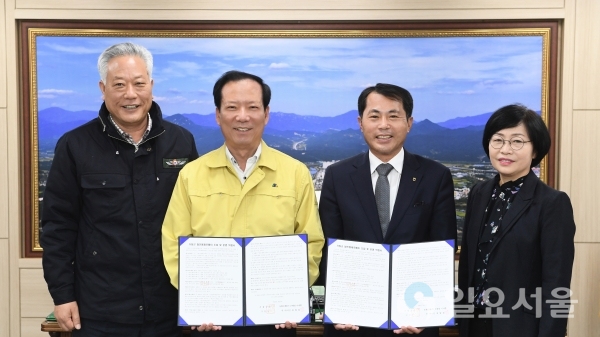 거창군은 17일, 군수실에서 NH농협은행 거창군지부와 제로페이 결제시스템 도입을 위한 협약식을 가졌다. @ 거창군 제공
