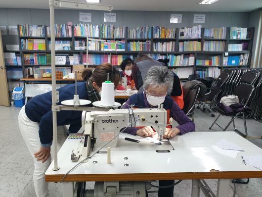 바이러스 차단 효과와 필터지 교체가 가능하여 반영구적으로 사용할 수 있는 코예마스크 제작하고 자원봉사자들