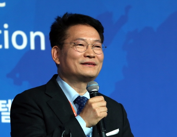 방경제협력위원회 특별고문인 송영길 더불어민주당 의원이 지난 5일 오전 2019 북방포럼이 열린 서울 중구 신라호텔에서 축사를 하고 있다. [뉴시스]