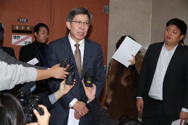 자유한국당·새로운보수당 및 시민단체들의 중도보수대통합을 위한 '혁신통합추진위원회' 박형준 혁신통합추진위원장이 지난 9일 서울 여의도 국회 정론관에서 기자회견을 마치고 나와 기자들의 질문에 답하고 있다. [뉴시스]