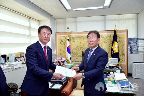 이상영 진주시의회 부의장이 박성도 의장에게 사임서를 전달하고 있다.