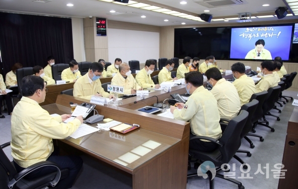 허성무 경남 창원시장은 18일, '코로나19'에 대한 대응상황을 공유하고 앞으로 대책을 논의하기 위해 경남도와 18개 시군이 참여하는 영상회의에 참석했다. @ 창원시 제공