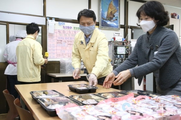 최재원 부시장은 현장을 찾아 도시락 제작 과정과 배달을 같이 하고 수고하는 관계자들을 격려했다. @ 사천시 제공