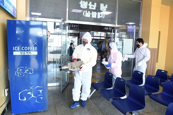 최기문 영천시장(좌측)이 18일 영천버스터미널에서 코로나19 대응 차단방역 중인 민간단체(출동 무조건 재난안전지킴이) 방역현장을 찾아 봉사자들을 격려하고 직접 방역에도 참여하고 있다.