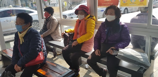 전남 보성군의 버스승강장에 설치된 온열의자를 이용하고 있는 주민들의 모습
