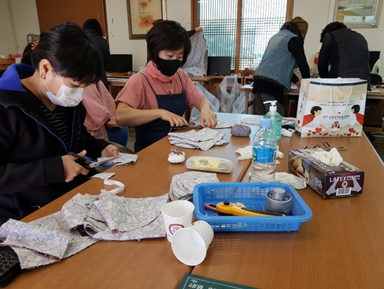 신안군자원봉사센터 주관으로 필터교체형 면 마스크를 제작하고 있는 모습