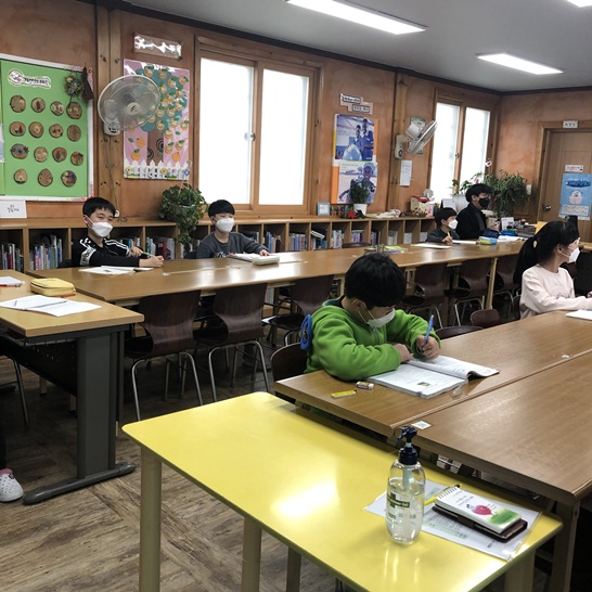 함평 내 지역아동센터에서 긴급 돌봄 서비스를 이용하고 있는 아동들