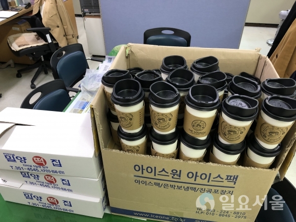 지난 18일, 까페 더라운지와 밀양떡집에서 전달한 커피 300개, 떡 30되 사진 @ 밀양시 제공