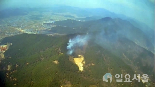 19일 오전 11시경, 밀양시 부북면 용지리 일대에서 산불이 발생해 산림청 산불 진화 헬기 1대, 임차 헬기 4대가 출동해 진화중에 있다. 발생원인 및 피해 규모는 파악중에 있다. @ 양산산림항공관리소 제공