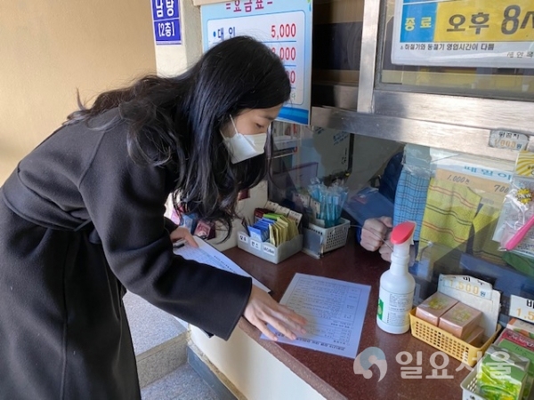 함안군은 지난 18일부터 19일까지 양일간 다중이용 위생업소 및 방역취약 집단급식소를 대상으로 식중독 예방 및 '코로나19' 확산 방지를 위해 위생지도에 나섰다. @ 함안군 제공