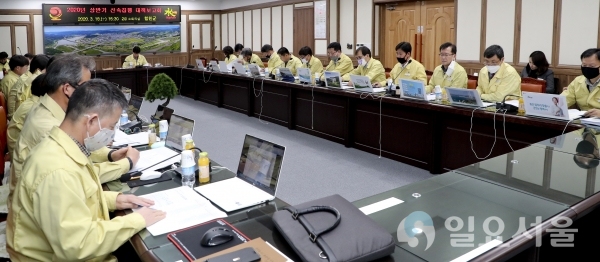 합천군은 지난 18일, 이상헌 부군수를 비롯해 전부서 간부공무원들이 참석한 가운데 2020년 상반기 지방재정 신속집행 보고회를 개최했다. @ 합천군 제공