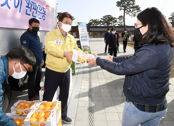 이철우 도지사가 농특산물 품앗이 완판운동에 동참해 판매하고 있다.