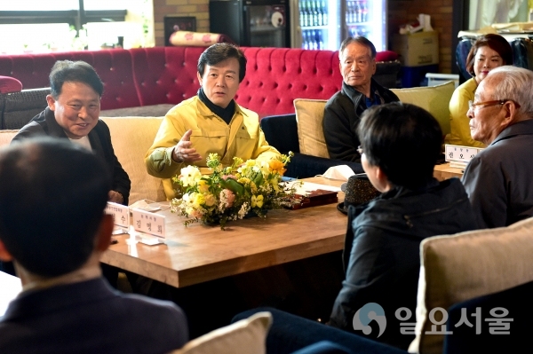 조규일 진주시장이 지난 20일 '코로나19' 관련 고통 분담을 위해 착한 임대료 운동에 동참한 임대인 및 임차인과 '시민과의 데이트' 시간을 가졌다. @ 진주시 제공