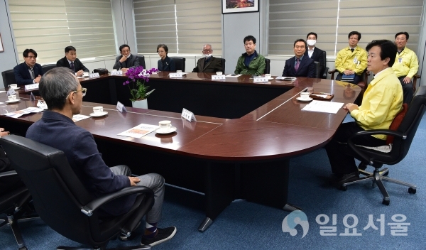 조규일 진주시장이 지난 20일, 진주시청 기업인의 방에서 택시업계 대표 13명과 간담회를 열었다. @ 진주시 제공