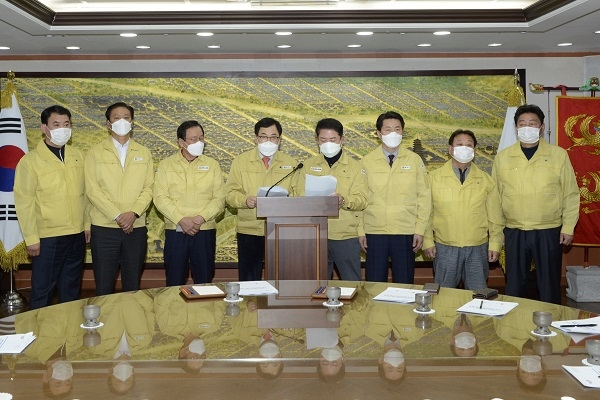 경주시와 경주시의회가 지난 20일 긴급 간담회를 개최하고 어려움을 겪고 있는 시민들에게 조금이나마 도움을 주기 위해 긴급생활비 지원과 지방세를 대폭 감면하는 등 대책을 마련했다.