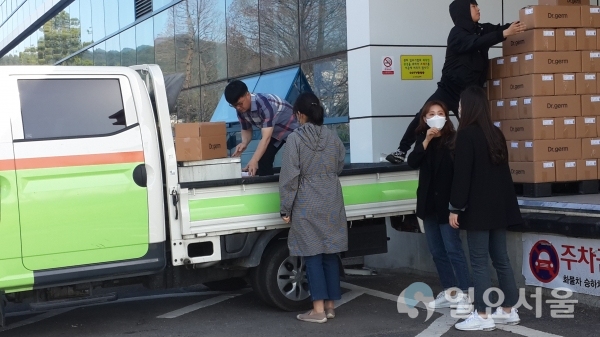 진주시는 23일부터 '코로나19' 감염 예방과 확산 방지를 위해 학원 및 교습소에 손소독제를 배부한다. @ 진주시 제공