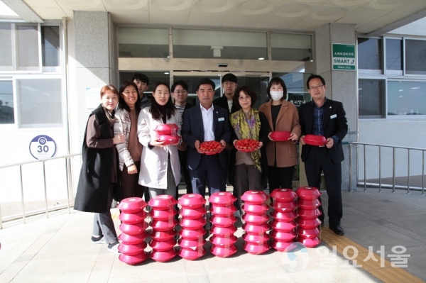 의령군에서는 지난 2월 말부터 매주 금‧토‧일 지역에서 생산되는 농산물(딸기, 방울토마토, 버섯 등) 팔아주기 운동을 전개하고 있다. @ 의령군 제공