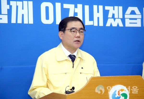 허성무 창원시장이 '코로나19'로 진해군항제를 취소한다고 브리핑을 하고 있다. @ 창원시 제공