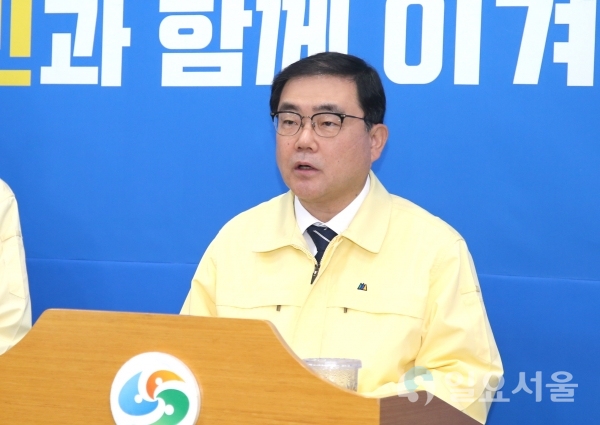 허성무 창원시장이 23일, 브리핑을 통해 “급여 4개월간 30% 반납하겠다”고 밝히고 있다. @ 창원시 제공