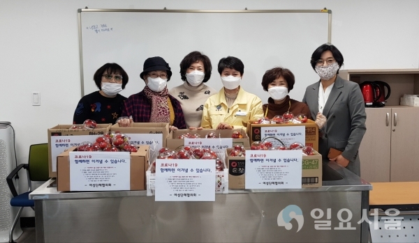사천시여성단체협의회는 23일, '코로나19' 확산 방지를 위해 지역아동센터가 휴관에 들어감에 따라 아동들을 위해 지역 농산물을 이용한 컵 과일을 준비하여 도시락 배달시 함께 전달했다. @ 사천시 제공