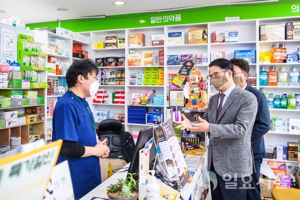 장충남 남해군수 마스크 공급 점검을 위해 지역 약국을 방문했다. @남해군 제공