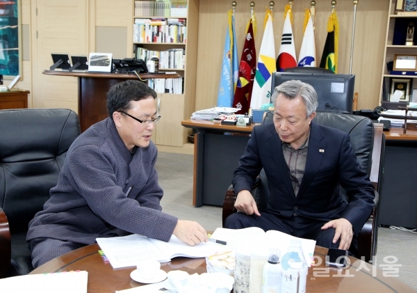 윤상기 군수(오른쪽)와 정재상 소장이 독립운동가 발굴 관련 의견을 나누고 있다. @ 하동군 제공