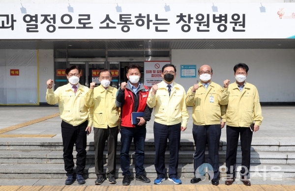 허성무 창원시장은 24일, '코로나19' 전담 의료시설인 근로복지공단 창원병원을 방문해 의료진을 격려하고 위문품을 전달했다. @ 창원시 제공