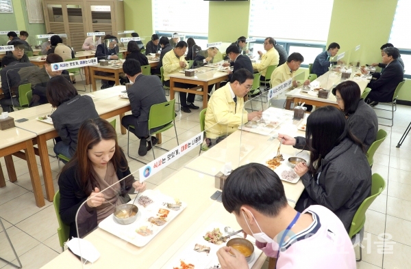 칸막이가 설치된 구내식당에서 식사를 하고 있는 허성무 시장 @ 창원시 제공