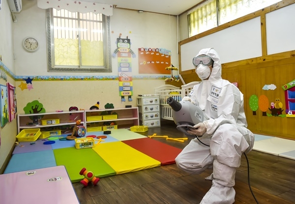 ▲1전비 방역요원이 밝은별지역아동센터를 방역하고 있다.(사진제공=공군 제1전투비행단)