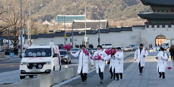 '친북(親北) 성향 논란'을 빚어냈던 단체 '위인맞이환영단' 관계자들이 27일 오후 서울 종로구 세종로 광화문 세종대왕 동상 앞에서 '北 김정은'의 서울방문 기원 카퍼레이드를 하고 있다. 2018.12.27. [뉴시스]