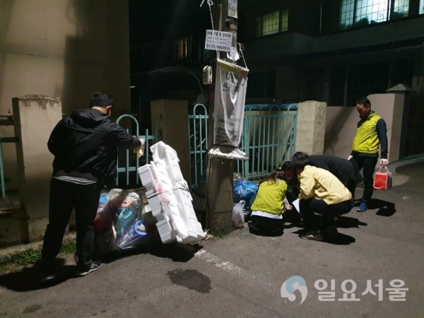 진주시는 지난 24일 저녁 7시부터 11시까지 시내 전역을 대상으로 불법투기 야간합동 단속을 했다. @ 진주시 제공