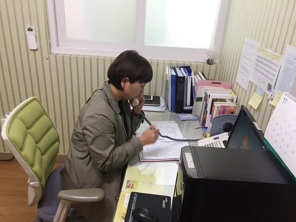 안동시건강가정지원센터가 코로나19 유행에 따른 불안과 스트레스를 겪고 있는 시민들의 마음 건강을 위해 전화 상담을 하고 있다.