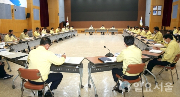 창원시는 25일, 시청 시민홀에서 '코로나19' 대응에 따른 총괄 추진상항 점검 보고회를 개최했다. @ 창원시 제공
