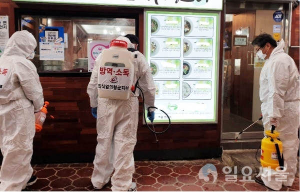 의령군은 '코로나19'에 대응하기 위해 일상소독의 중요성을 알리고 전 군민이 동참하는 ‘군민 일제 방역의 날’을 운영한다. @ 의령군 제공
