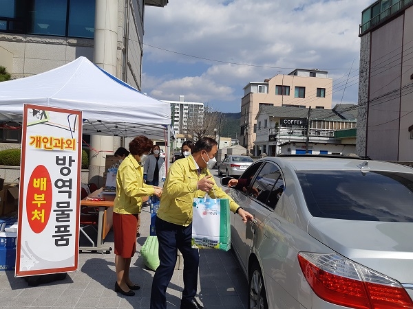 경주교육지원청이 개인과외교습자 및 학교에 배부 할 감염예방물품을 드라이브 스루를 통해 배부하고 있다.