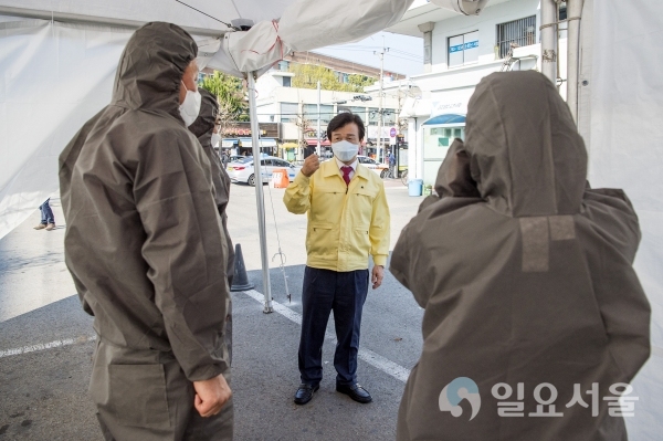 조규일 진주시장이 25일, 진주고속버스터미널 발열체크현장 방문해 현장 점검과 함께 근무자를 격려 했다. @ 진주시 제공