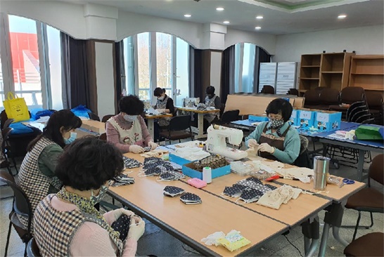 전남 장흥지역자활센터에서 면마스크를 제작하고 있는 모습