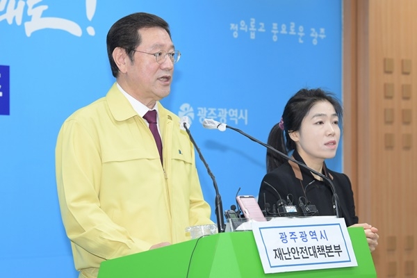 ▲31일 오전 시청 브리핑룸에서 이용섭 광주시장이 정부 긴급재난지원금과 관련한 광주시의 가계긴급생계비 지원대책에 발표하고 있다.(사진제공=광주광역시)