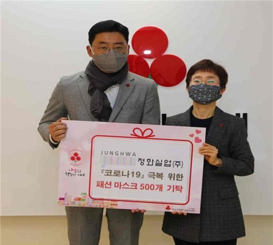 좌측부터 이인호 대표, 이희정 대구사회복지공동모금회 사무처장