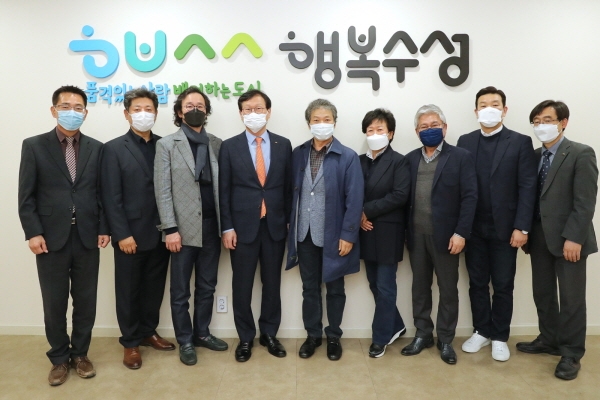 공연예술 관련 협회장들이 수성구청을 방문해 비상대책회의를 가진 후 기념촬영을 하고 있다.(왼쪽에서 세 번째 김종성 대구예총 회장, 네 번째 김대권 수성구청장)