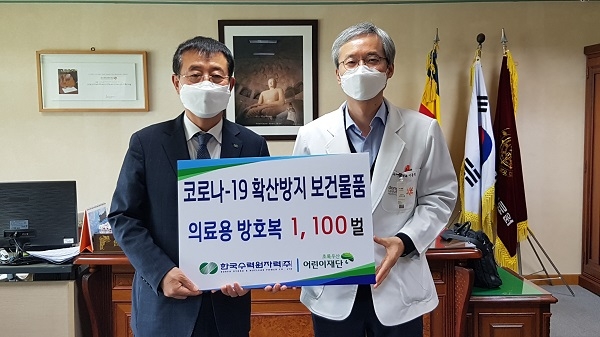 한수원이 1일 ‘코로나19 대응 감염병관리기관’으로 지정된 경주 동국대학교병원과 경주 소방서에 총 1,100벌의 의료용 방호복을 전달했다.