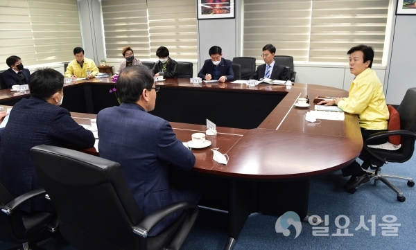 진주시 경남최초 소상공인 긴급 생활안정지원금 지급(소상공인 간담회 모습) @ 진주시 제공
