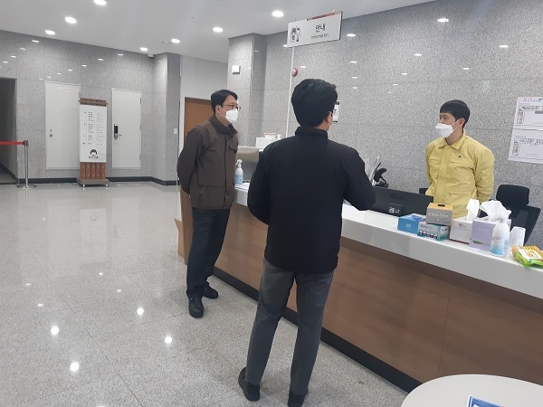 경주경찰서가 최근 해외 입국자가 늘어남에 따라 9일 코로나19 예방을 위해 화랑마을에 입소한 외국인들에 대한 전반적인 상황을 점검하고 있다.